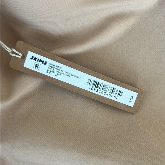 Skims Body Underwire Mid Thigh Bodysuit - Picture 6 of 7